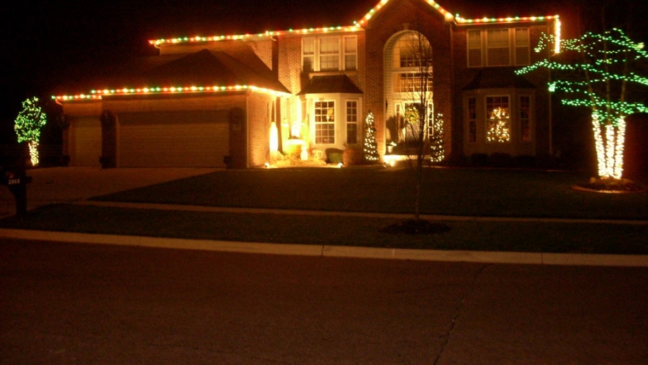 How to Hang Christmas Lights on Your Garage | Angie's List